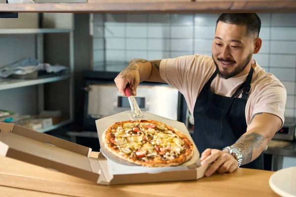 Chef Italiano Orgulhosamente Embalar Uma Pizza Fresca Uma Caixa Entrega — Fotografia de Stock