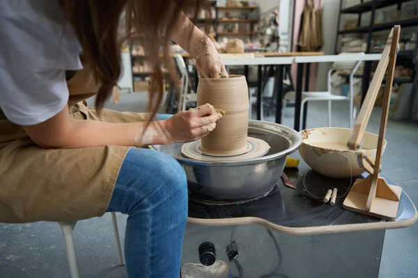 Femme Dans Atelier Créatif Parmi Les Accessoires Travail Fabrique Vase — Photo