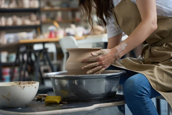 Artesanal Jeans Avental Senta Uma Roda Oleiro Forma Vaso Barro — Fotografia de Stock