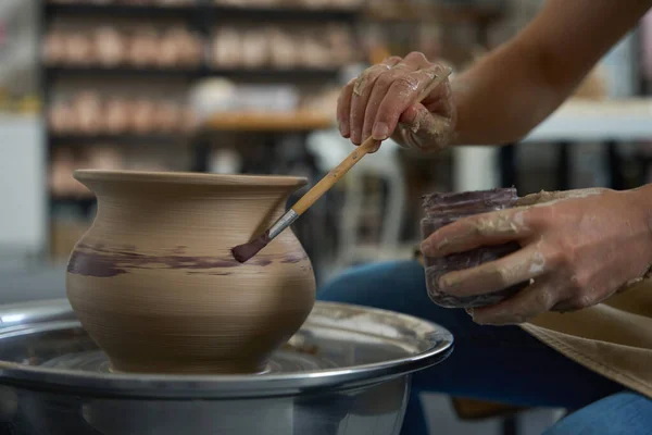 Potter Tient Peinture Pinceau Dans Ses Mains Décore Une Cruche — Photo