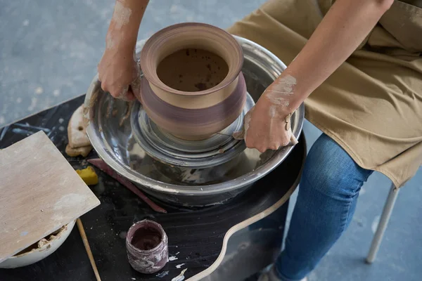 Maître Dans Tablier Travail Assis Roue Potier Travaille Sur Produit — Photo