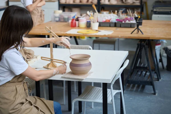 Tablier Travail Femme Assise Table Travail Dans Atelier Poterie Décore — Photo