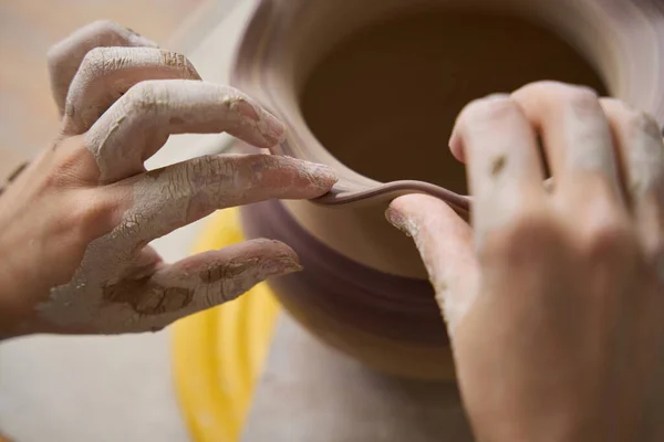 Femme Potier Lisse Bord Vase Argile Ses Mains Sont Recouvertes — Photo