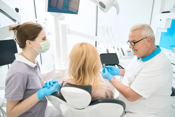 Dentista Mostrando Pin Mujer Eligiendo Para Cirugía Concepto Salud Estomatología — Foto de Stock