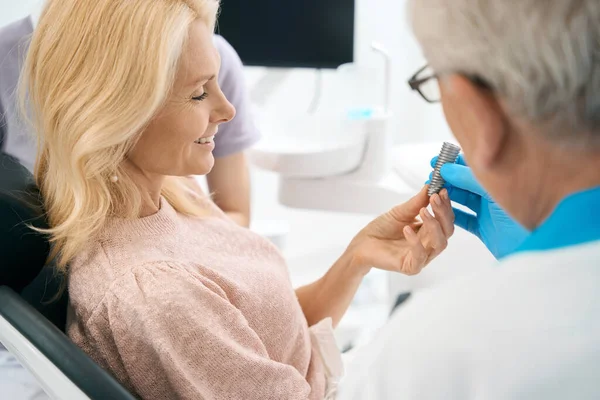 Zubař Ukazující Pacientovi Špendlík Diskutující Operaci Zdravotní Stomatologický Koncept — Stock fotografie