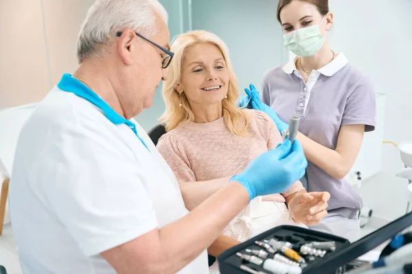 Dentista Scegliere Pin Protesi Paziente Concetto Assistenza Sanitaria Stomatologia — Foto Stock