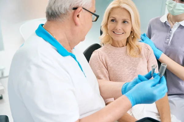 Läkare Talar Med Kvinnlig Patient Förfaranden För Kirurgi Tänder — Stockfoto