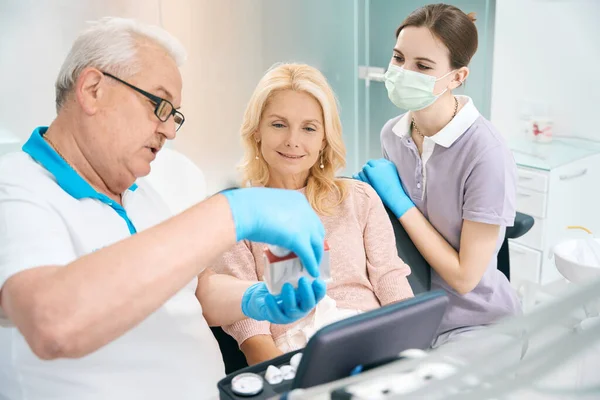 Médico Mostrando Alfileres Implantes Paciente Para Tratamientos Concepto Salud Estomatología — Foto de Stock