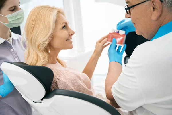 Εγκατάσταση Οδοντικών Εμφυτευμάτων Γυναίκα Συζητά Χειρουργική Επέμβαση Δοντιών Οδοντίατρο — Φωτογραφία Αρχείου