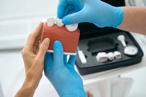 Стоматолог Використовує Модель Щелепи Пояснення Лікування Зубів Вставки Протезування — стокове фото