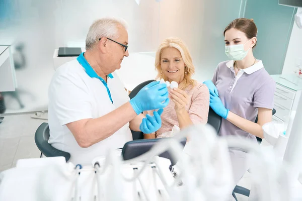 Επαγγελματίας Οδοντίατρος Δείχνει Μοντέλο Των Δοντιών Και Συμβουλευτείτε Τον Ασθενή — Φωτογραφία Αρχείου