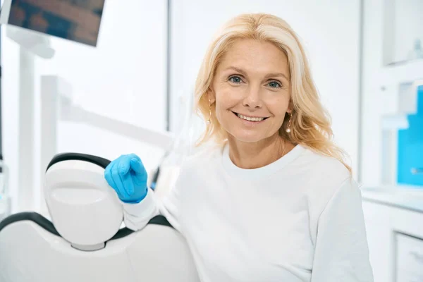 Close Dentista Sorridente Olhando Para Câmera Com Alegria Conceito Estomatologia — Fotografia de Stock