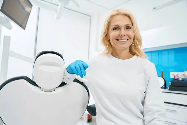 Portait Dentista Feliz Espera Paciente Treinador Armário Dentário — Fotografia de Stock