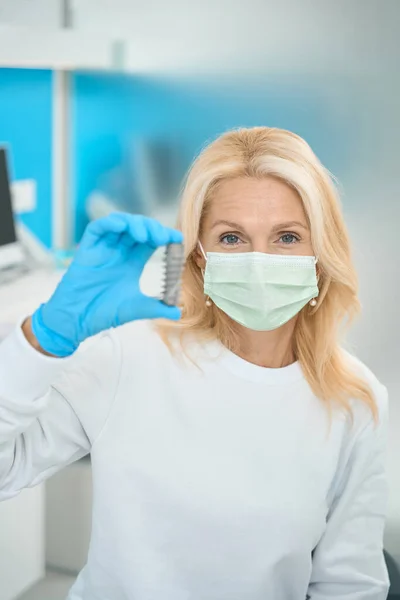 Portrait Femme Avec Outil Médicinal Pour Traitement Dans Armoire — Photo