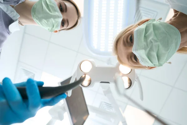 Visão Inferior Das Ferramentas Odontológicas Clínica Para Realizar Trabalho — Fotografia de Stock
