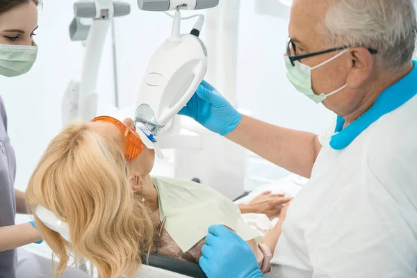 Dentista Fazendo Clareamento Dos Dentes Ultravioleta Clínica Odontológica Para Mulher — Fotografia de Stock