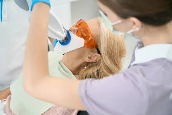 Assistent Van Tandarts Doen Whitening Van Tanden Voor Vrouw Patiënt — Stockfoto