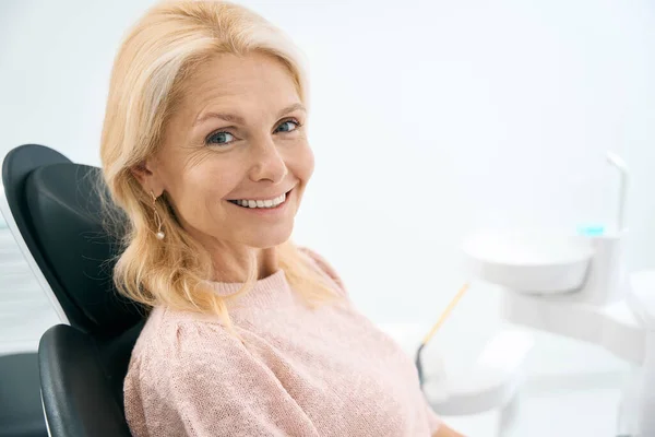 Portret Szczęśliwej Kobiety Siedzącej Krześle Dentystycznym Czekającej Zabieg — Zdjęcie stockowe