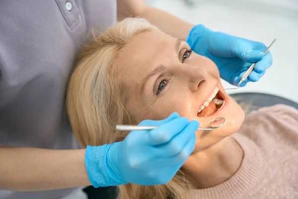 Pacjentka Odwiedzająca Dantyka Celu Zbadania Jamy Ustnej Pomocą Lustra — Zdjęcie stockowe