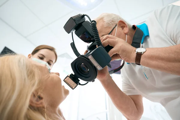 Estomatologista Fazendo Foto Resultados Procedimentos Usando Câmera Especial Com Anel — Fotografia de Stock