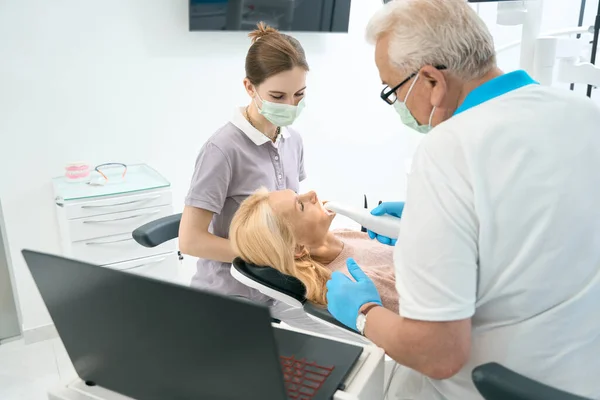 Dentista Haciendo Escaneo Los Dientes Del Paciente Concepto Chequeo Estomatología — Foto de Stock