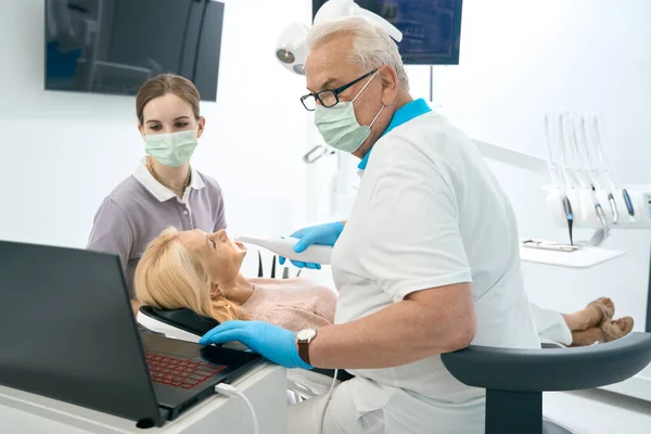 Dentiste Effectue Une Numérisation Aide Outil Innovation Ordinateur Portable Concept — Photo