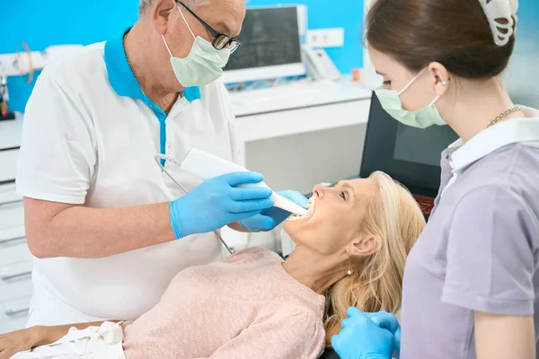 Persona Femminile Visita Gabinetto Dentale Trattamenti Sbiancamento Concetto Assistenza Sanitaria — Foto Stock
