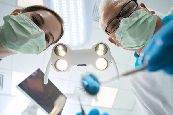 Vista Inferior Lámpara Dental Con Luz Brillante Gabinete Del Estomatólogo — Foto de Stock