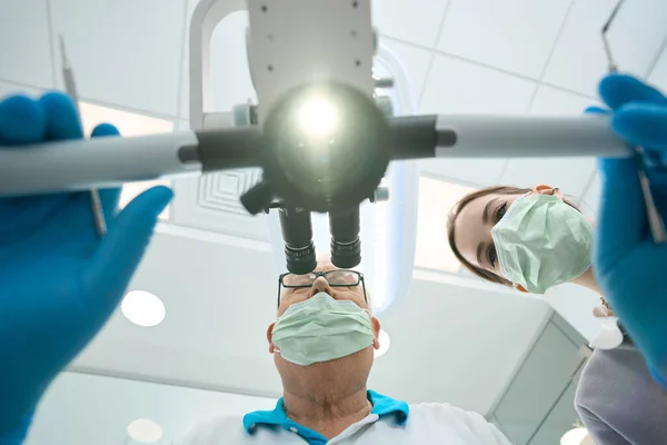 Vista Inferior Del Dentista Haciendo Cirugía Dental Consultorio Estomatológico — Foto de Stock