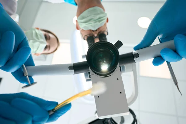 Vista Inferior Del Dentista Haciendo Examen Mandíbula Del Paciente — Foto de Stock