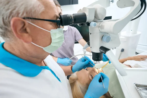 Gros Plan Stomatologue Masque Protecteur Remplissant Dent Une Patiente — Photo
