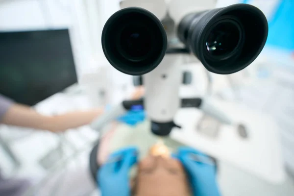 Concentre Óculos Microscópio Fundo Desfocado Pessoa Deitada Treinador Armário Dentário — Fotografia de Stock