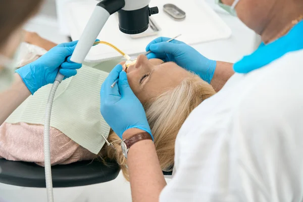 Verpleegster Assisteren Dantist Bij Het Onderzoek Van Vrouw Met Open — Stockfoto