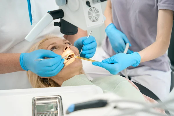 Stomatoloog Beschermende Handschoenen Vullen Tanden Met Speciale Apparatuur Begrip Gezondheidszorg — Stockfoto