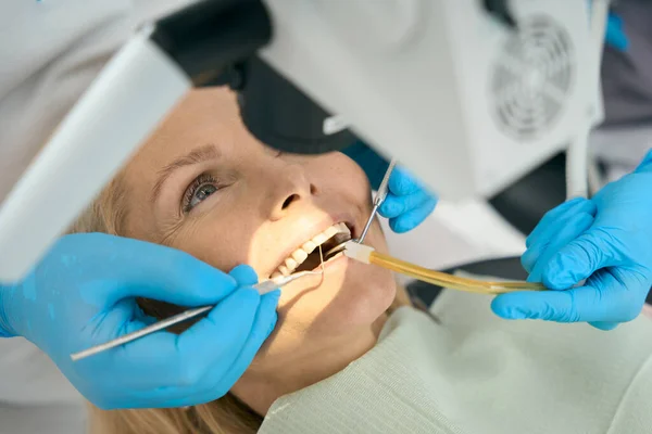 Κοντινό Πλάνο Μιας Γυναίκας Ασθενούς Ξαπλωμένης Στον Οδοντίατρο Ανοιχτό Στόμα — Φωτογραφία Αρχείου
