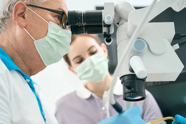 Close Dentista Olhando Microscópio Fazendo Exame Paciente Após Preenchimento Dos — Fotografia de Stock