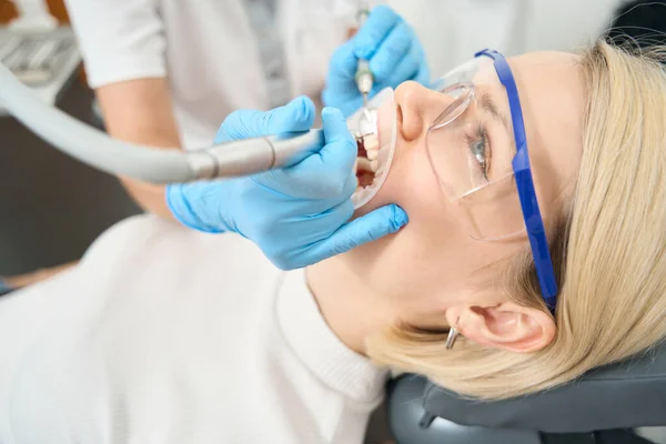 Volwassen Vrouw Beschermende Bril Bij Tandheelkundige Behandeling — Stockfoto