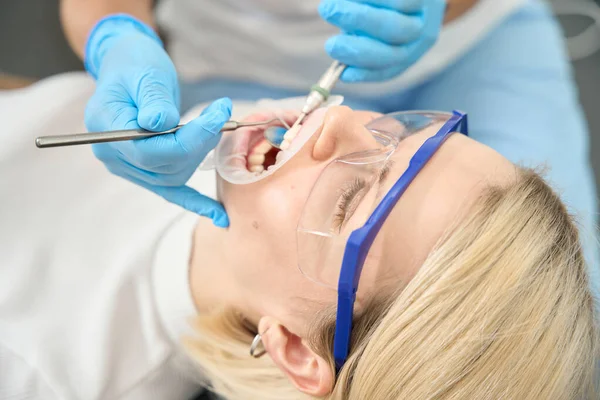 Chica Adulta Con Cabello Blanco Trata Sus Dientes Una Cita — Foto de Stock