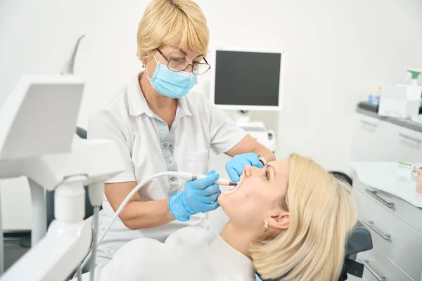 Blond Meisje Met Open Mond Zit Tijdens Tandheelkundige Behandeling — Stockfoto