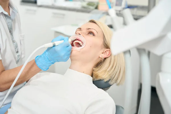 Blondynka Leczy Zęby Siedząc Krześle Dentystycznym — Zdjęcie stockowe