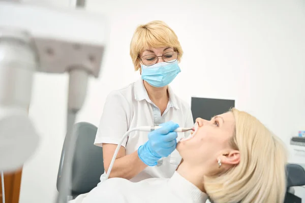Dentiste Dans Bureau Blanc Spacieux Traite Les Dents Patient — Photo