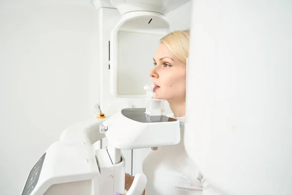Senhora Adulta Faz Raio Consultório Dentistas — Fotografia de Stock