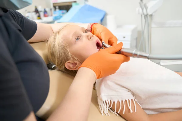 Kaukasische Ärztin Handschuhen Bohrt Zähne Für Kleines Mädchen — Stockfoto