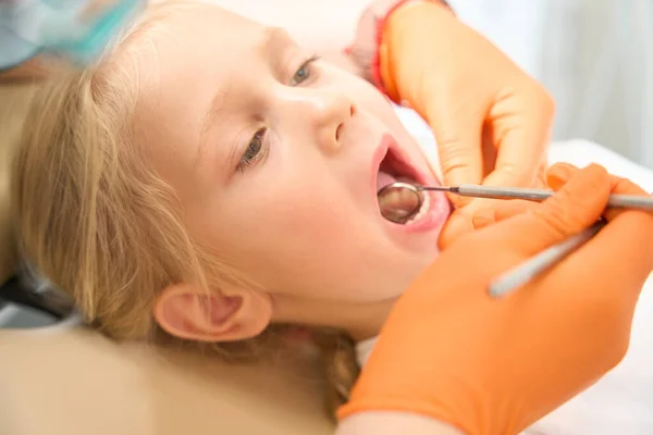 Child Sits Her Mouth Open While Doctor Examines Her Teeth — Stock Photo, Image