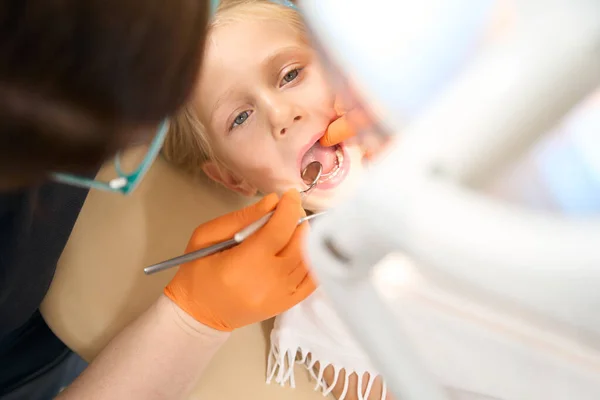 의사는 치과에서 어린아이 검사한다 — 스톡 사진