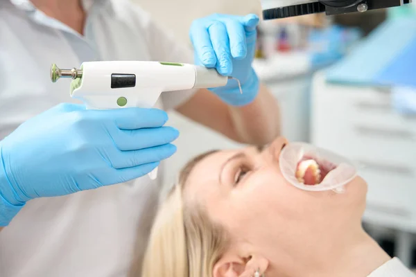 Dentiste Effectue Procédure Installation Des Obturations Une Patiente — Photo