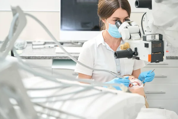 Dama Dentista Haciendo Tratamiento Dental Complejo Paciente Femenina Silla — Foto de Stock