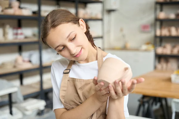 Mulher Sorridente Bonito Avental Trabalho Segura Suavemente Uma Grande Xícara — Fotografia de Stock