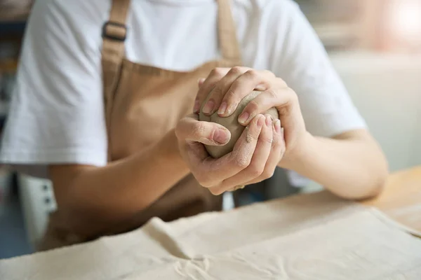 Femme Assoit Une Table Tient Une Boule Argile Humide Arrondie — Photo