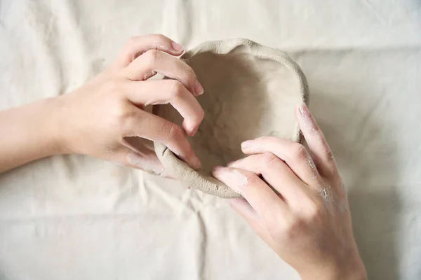 Jovens Mãos Femininas Manchadas Argila Estão Esculpir Uma Tigela Argila — Fotografia de Stock